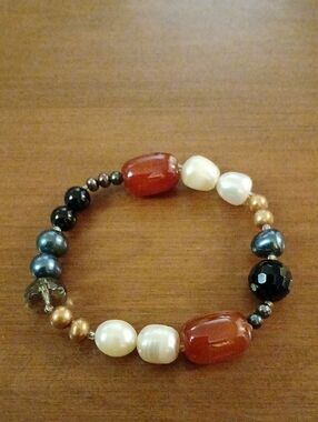 Handcrafted Multicolor Beaded Stretch Bracelet with Pearls and Carnelian
